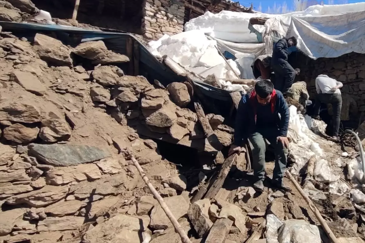 Çatak\'ta Çöken Ağıl Duvarında Kuzular Kurtarılıyor