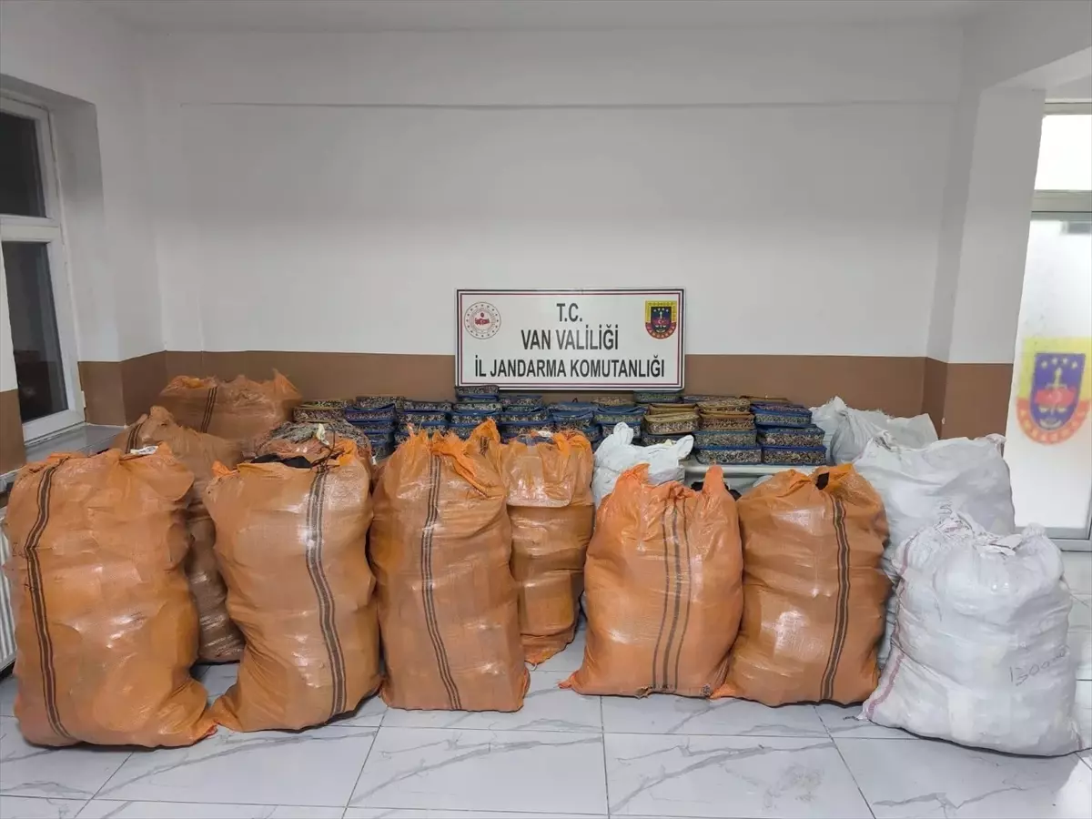 Başkale\'de Gümrük Kaçağı Eşya ve Gıda Ele Geçirildi