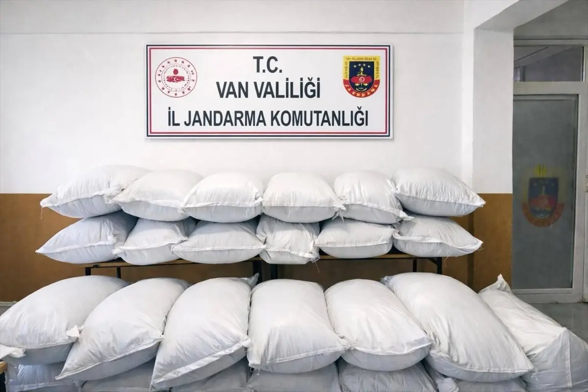 Başkale\'de Gümrük Kaçağı Eşya ve Gıda Ele Geçirildi