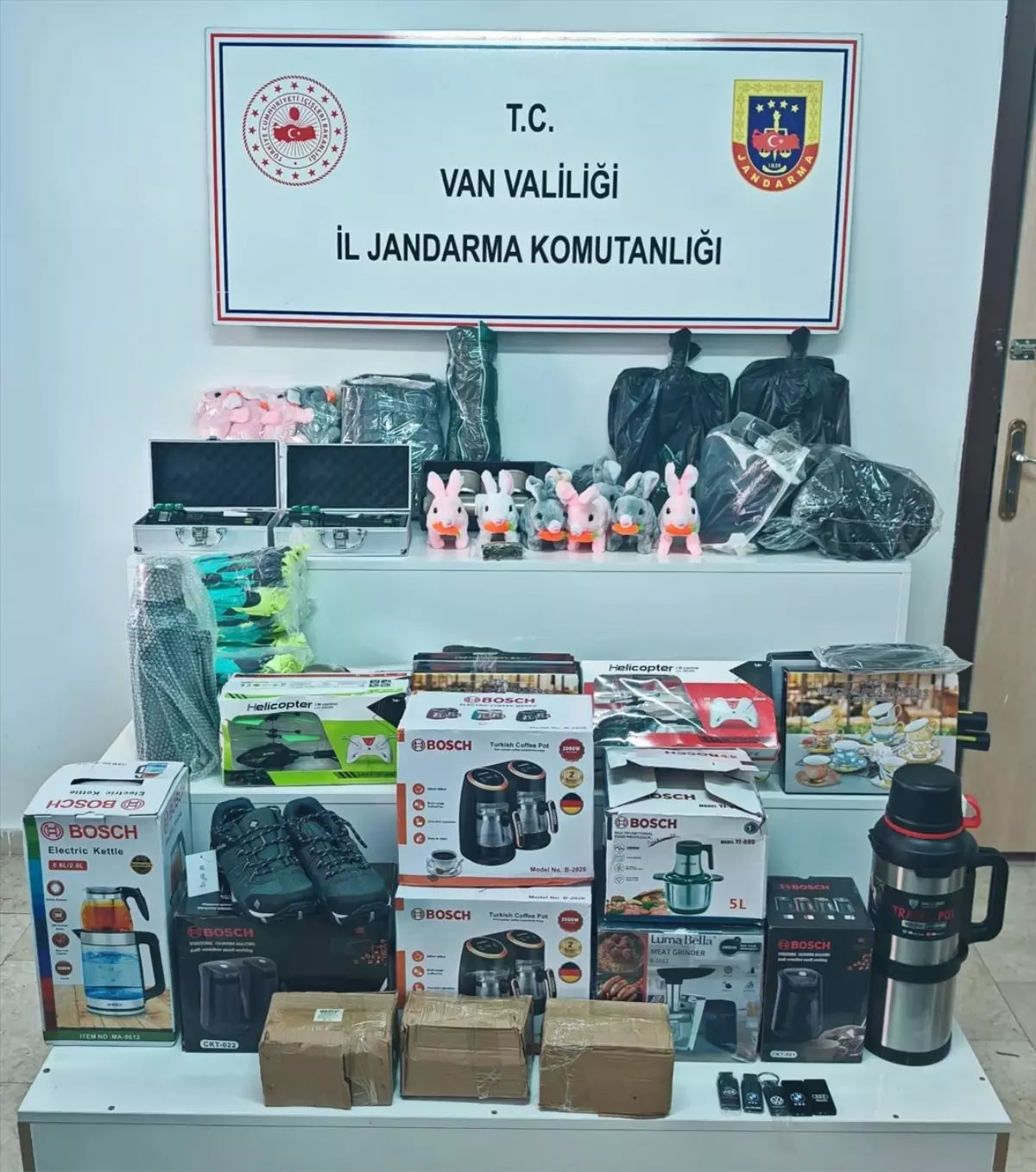 Erciş\'te 128 Kaçak Eşya Ele Geçirildi