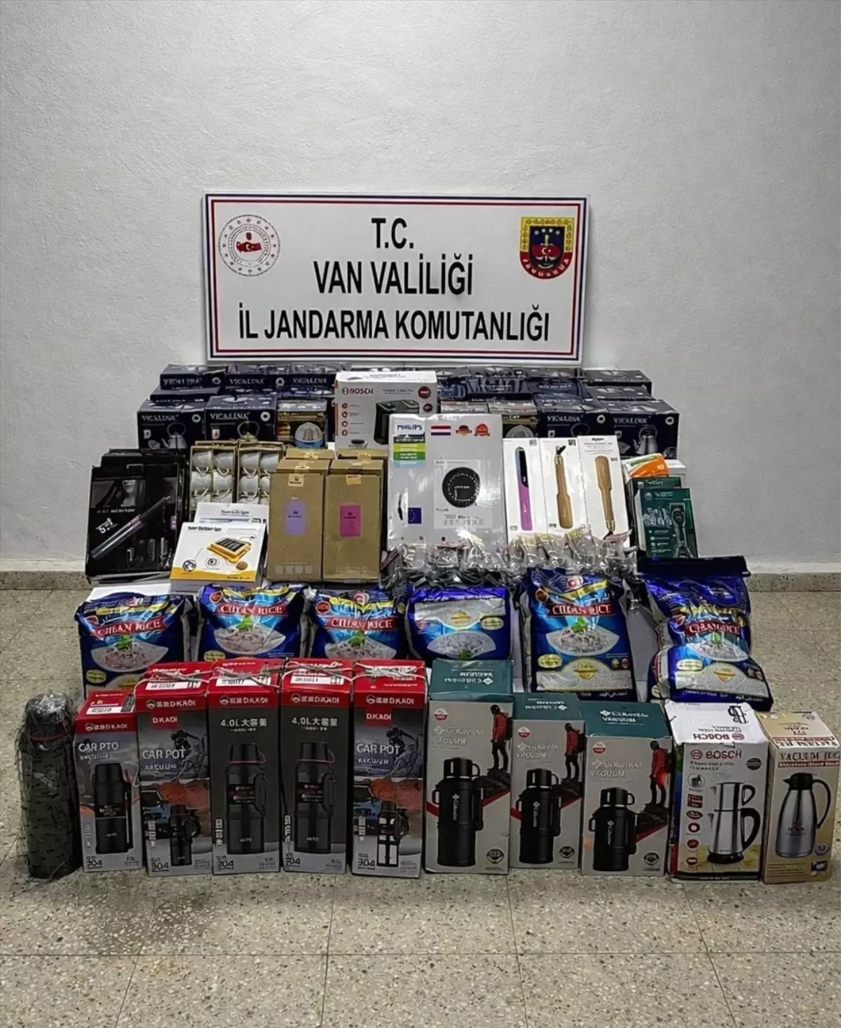 Van\'da Kaçak Eşya ve Sigara Operasyonu
