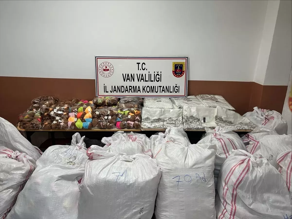 Başkale\'de Kaçak Gıda ve Eşya Ele Geçirildi