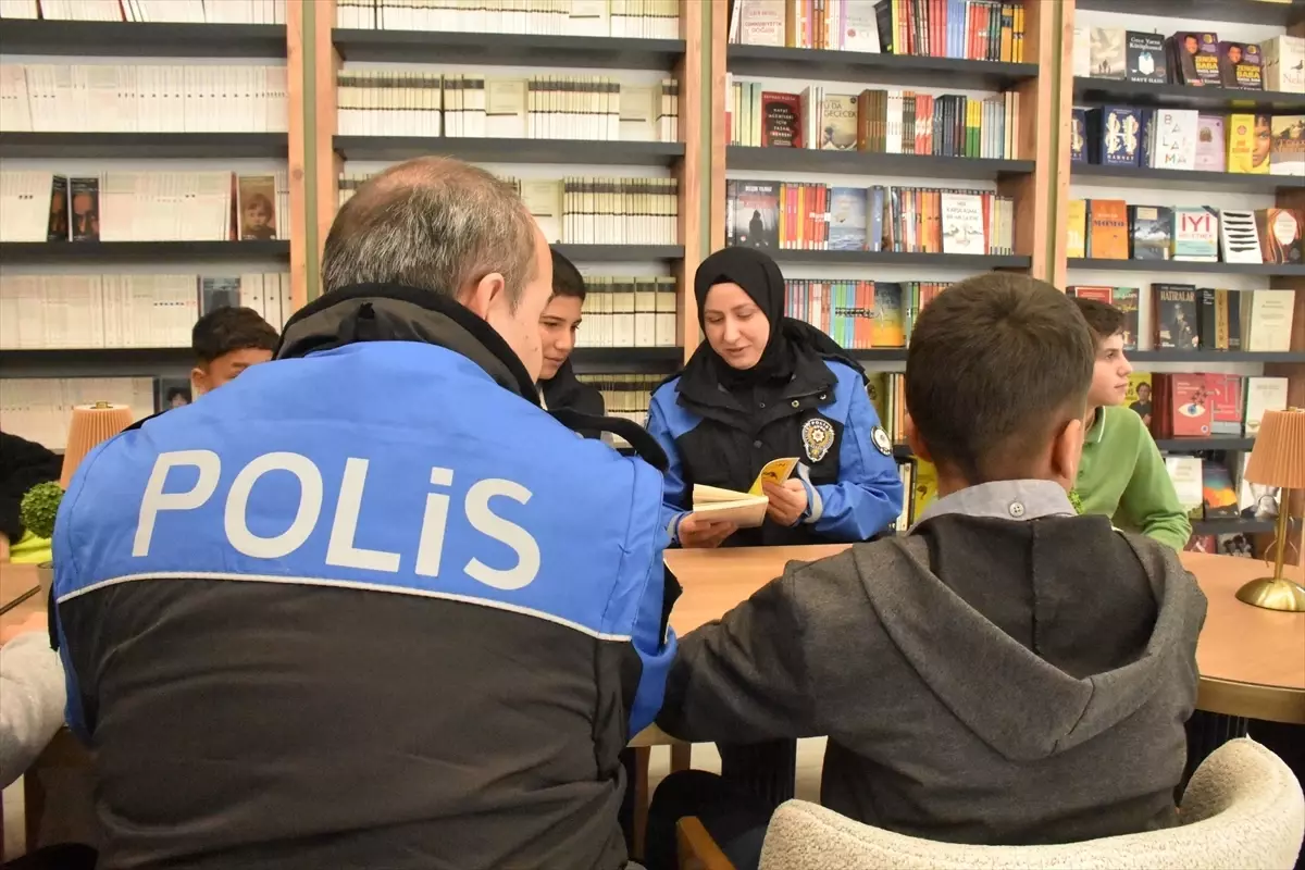 Van\'da Öğrencilere Kitap Tahlili Etkinliği