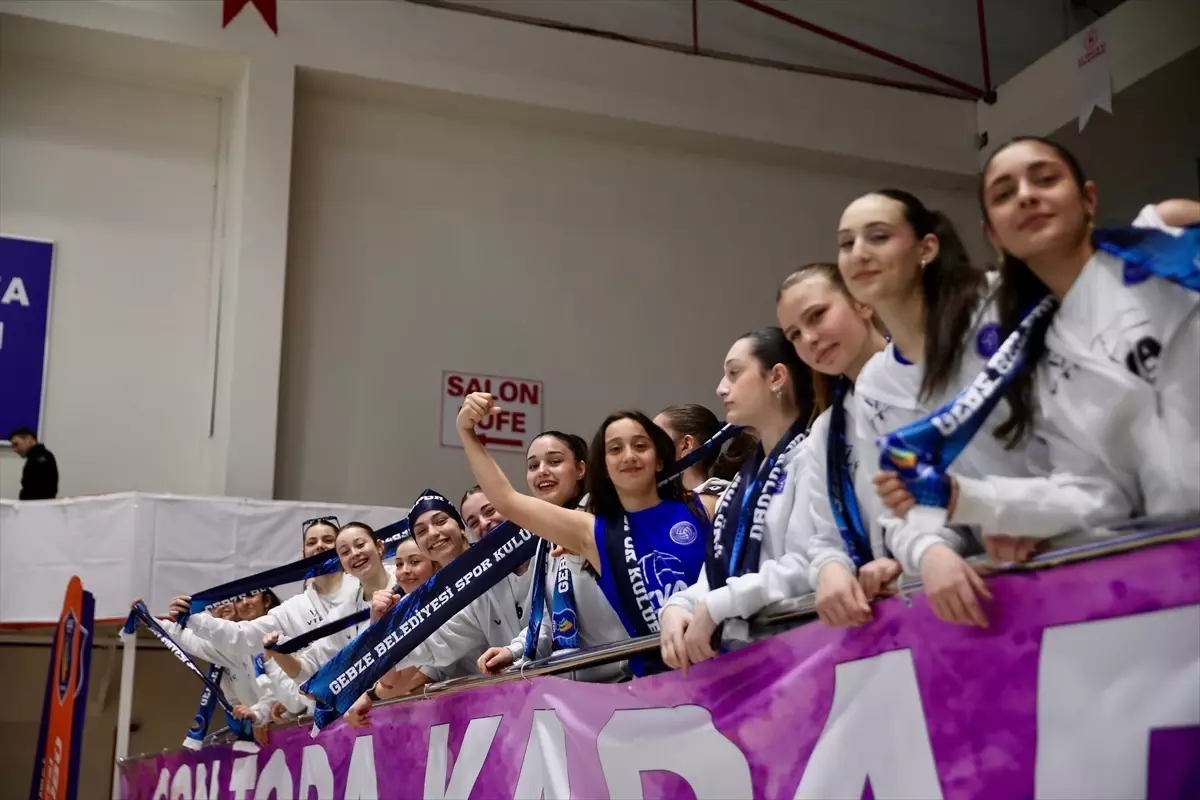 Halkbank, Gebze\'yi 3-0 Yendi