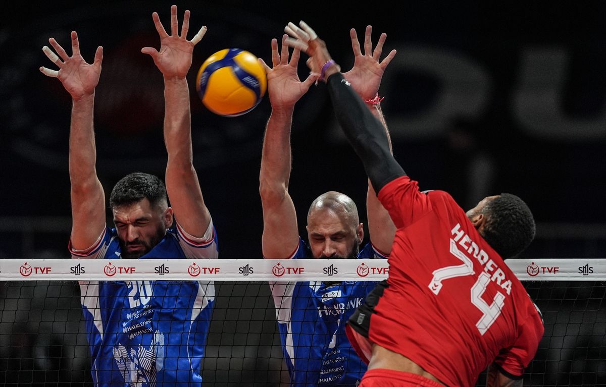 Halkbank, Spor Toto\'yu 3-2 Yenerek 20. Galibiyetini Aldı