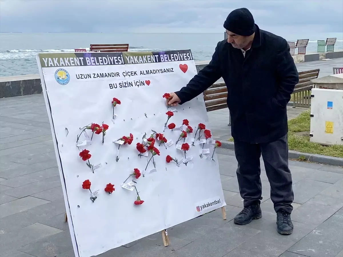 Yakakent\'te Kadınlara Çiçek Jestleri