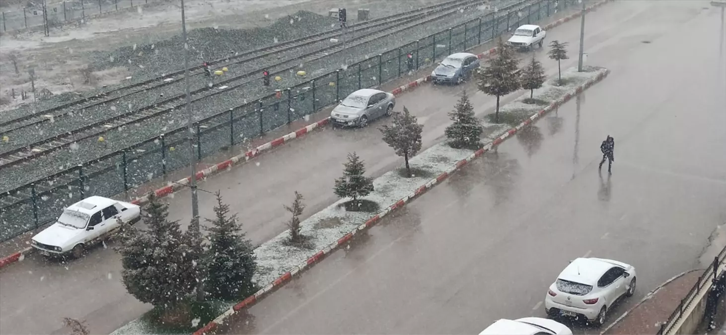 Yeşilyurt\'ta Kar Yağışı Etkili
