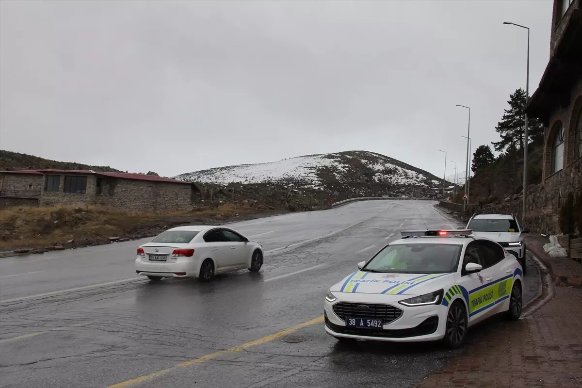 Erciyes Kayak Merkezi\'ne Ulaşım Yeniden Açıldı