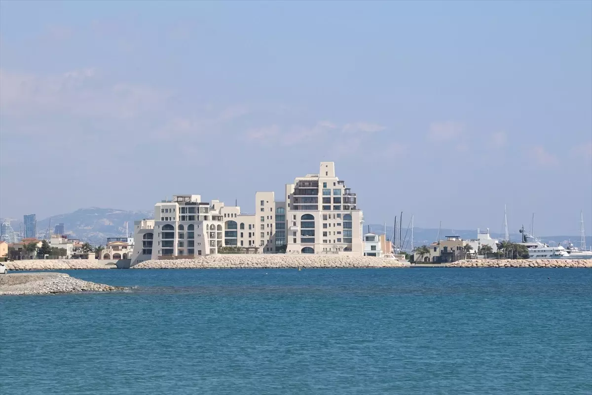 Yunan Fırkateyni Limasol\'a Ulaştı