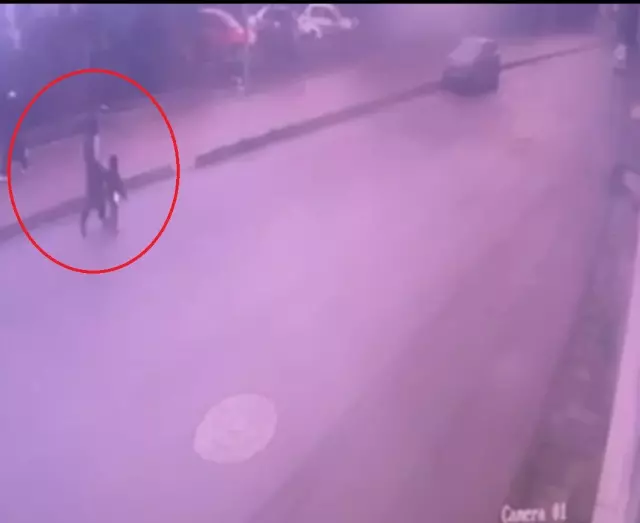 5 yaşındaki oğlunu ölüme böyle götürdü! O yoldan sırılsıklam ve yalınayak döndü