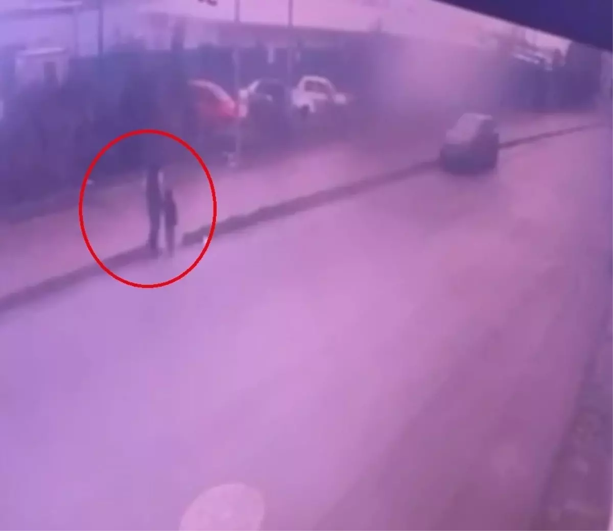 5 yaşındaki oğlunu ölüme böyle götürdü! O yoldan sırılsıklam ve yalınayak döndü