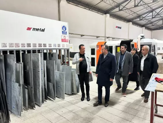 Bu fabrikadaki maaşlar dudak uçuklatır! İşçiler bayram etti