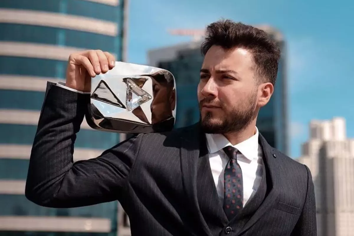 Enes Batur gözaltına alındı