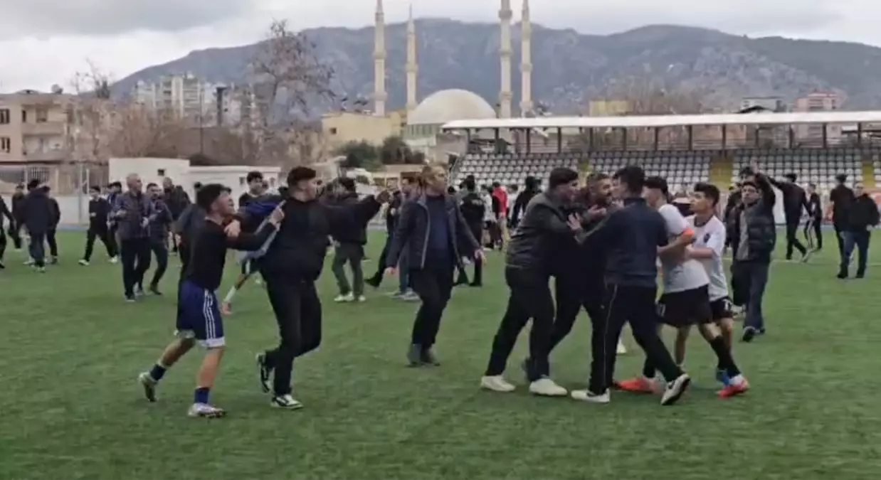 Liselilerin futbol turnuvasında kavga