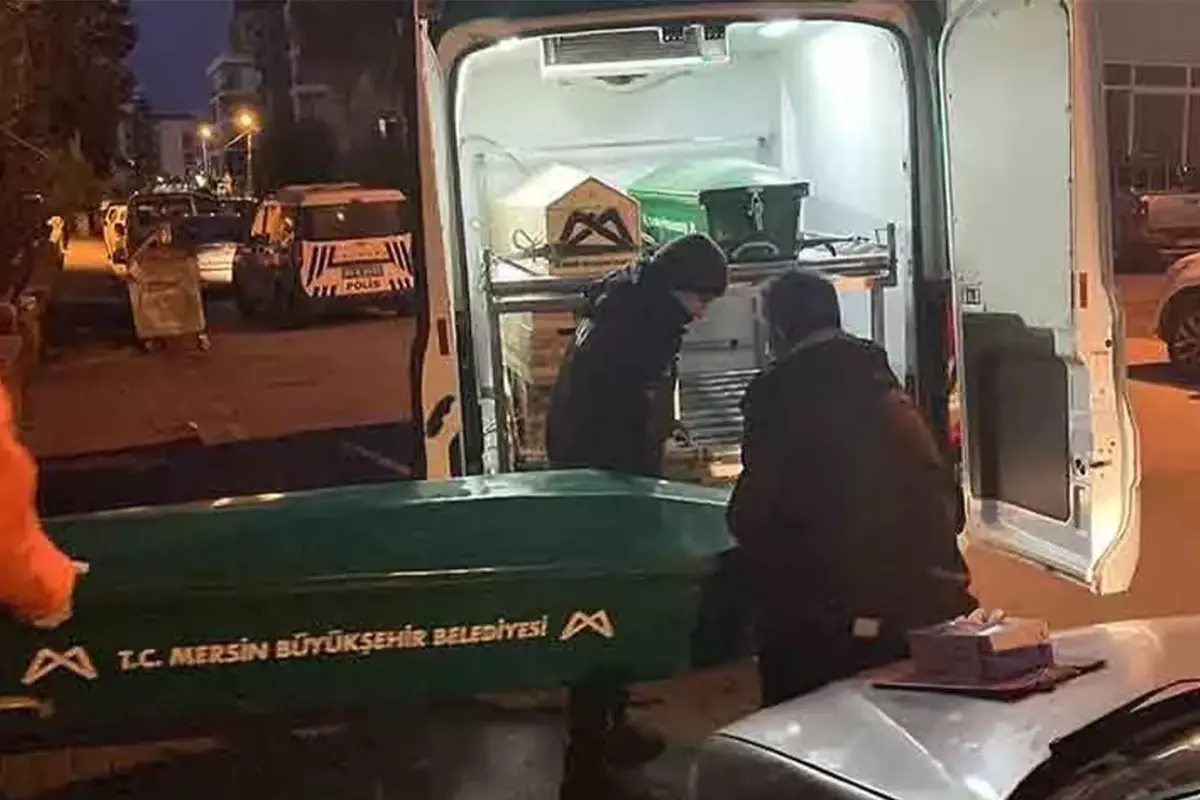 Mersin\'de kan donduran olay! Kavga ihbarına giden polis ceset buldu