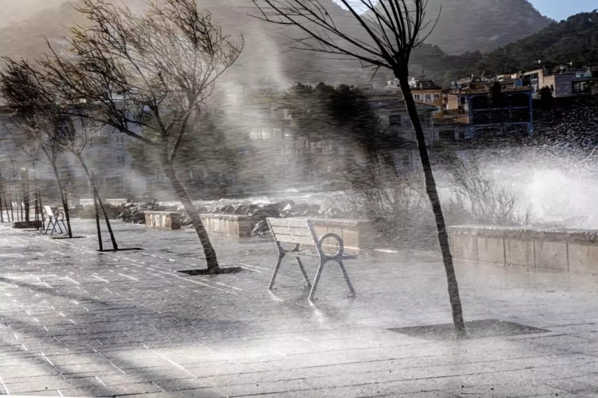 Nils Fırtınası İspanya ve Portekiz\'i vurdu! Kırmızı alarma geçtiler