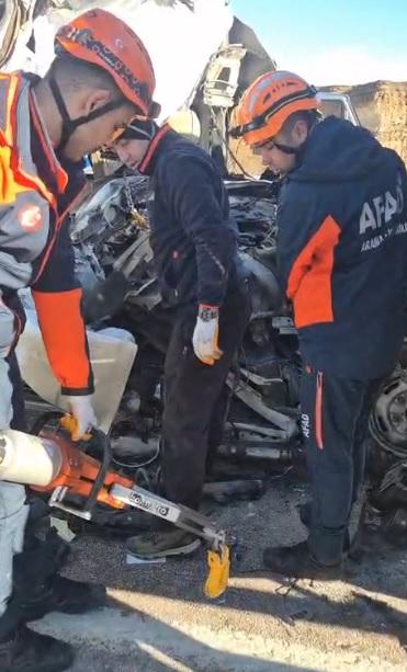 Öğrenci servisi tıra arkadan çarptı! Ölü ve yaralılar var