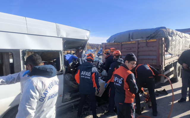 Öğrenci servisi tıra arkadan çarptı! Ölü ve yaralılar var