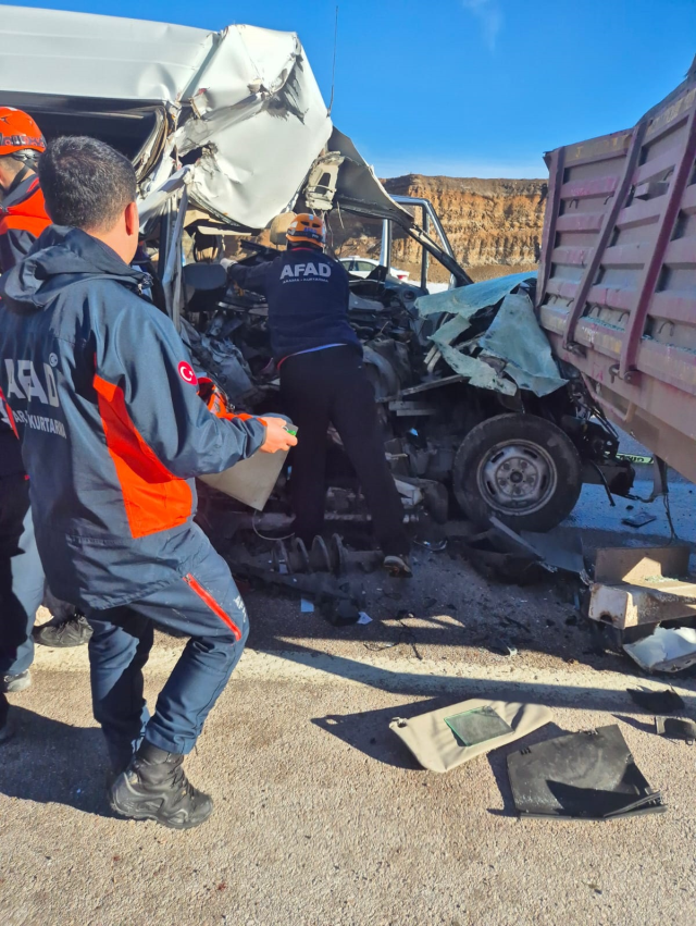 Öğrenci servisi tıra arkadan çarptı! Ölü ve yaralılar var