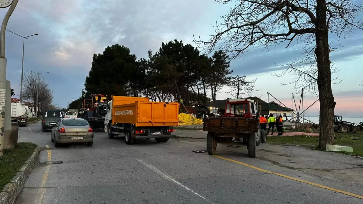 Karasu\'da Riskli Yapıların Yıkımına Başlandı