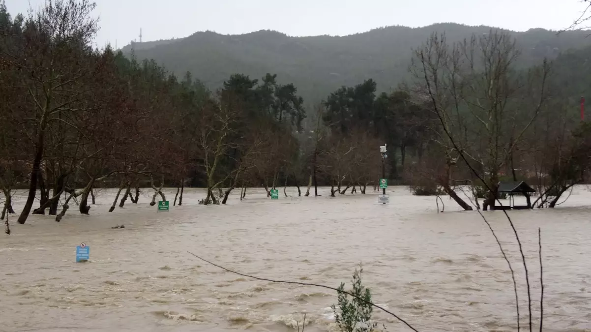 Antalya\'da Sel ve Yol Kapanmaları