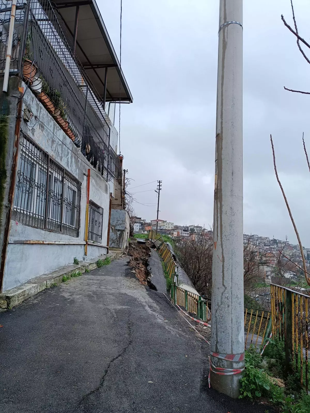 İzmir\'de Sağanak Nedeniyle Yol Çöktü