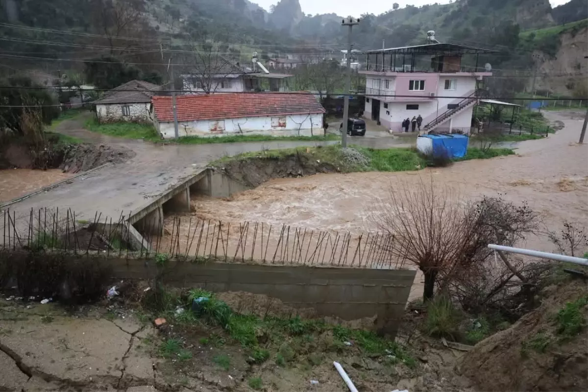 İncirliova\'da Sağanak: 9 Ev Tahliye Edildi