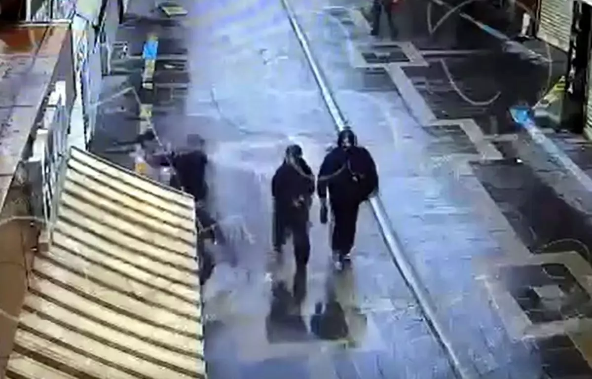 "Birini bıçaklamam lazım" deyip 16 yaşındaki kız çocuğuna saldırmıştı! O anların görüntüleri ortaya çıktı