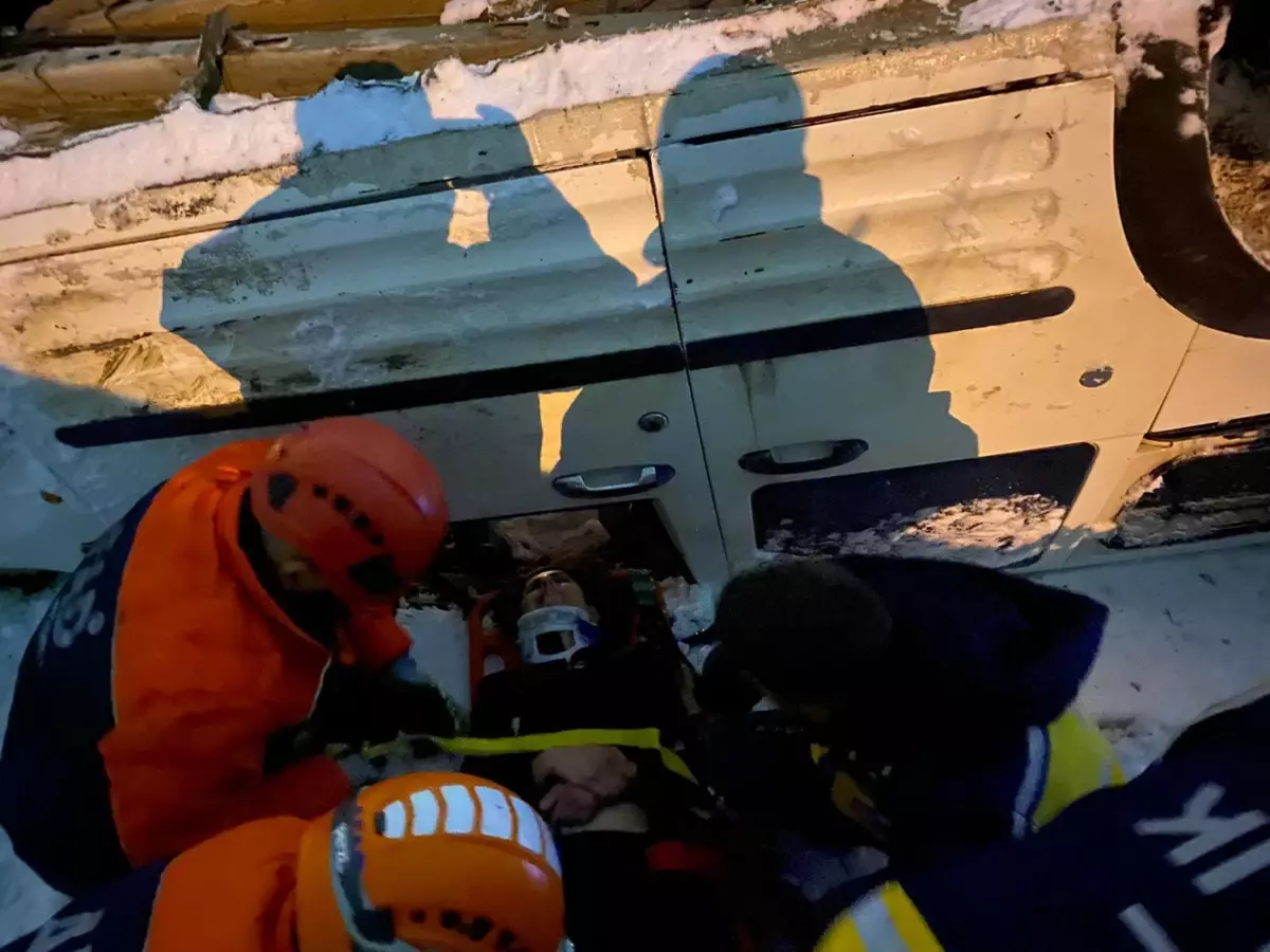 Kars\'ta Buzlanan Yolda Kaza: 2 Yaralı