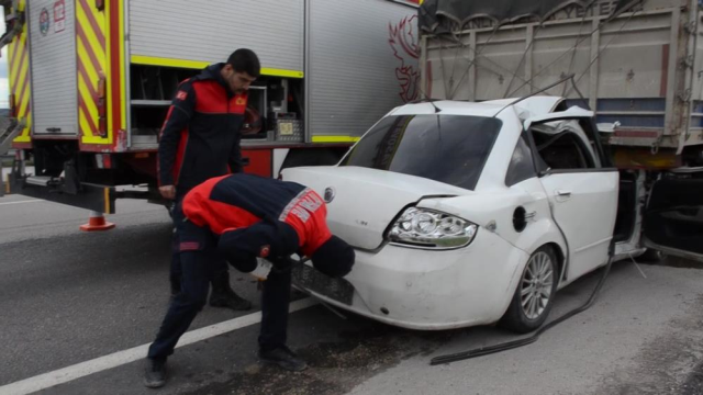 Cenaze yolunda feci kaza! TIR'a ok gibi saplandı Cenaze yolunda feci kaza! TIR'a ok gibi saplandı