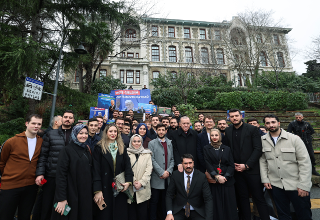 Cumhurbaşkanı Erdoğan, Boğaziçi Üniversiteli öğrencilerle kampüste yürüdü Cumhurbaşkanı Erdoğan, Boğaziçi Üniversiteli öğrencilerle kampüste yürüdü