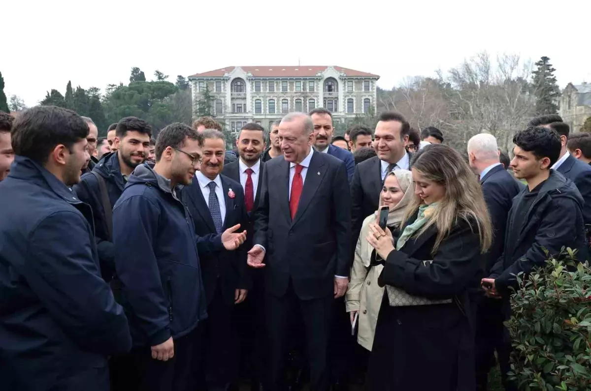 Cumhurbaşkanı Erdoğan, Boğaziçi Üniversiteli öğrencilerle kampüste yürüdü
