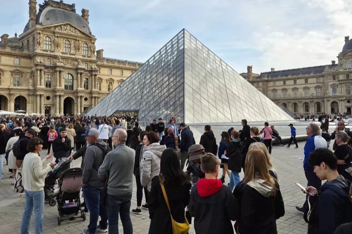 Louvre\'da bilet dolandırıcılığı operasyonu
