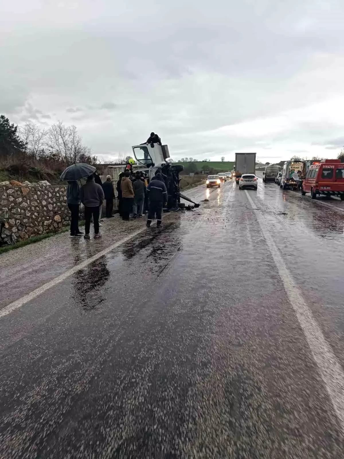 Gönen\'de Kamyon Devrildi: Sürücü Yaralandı