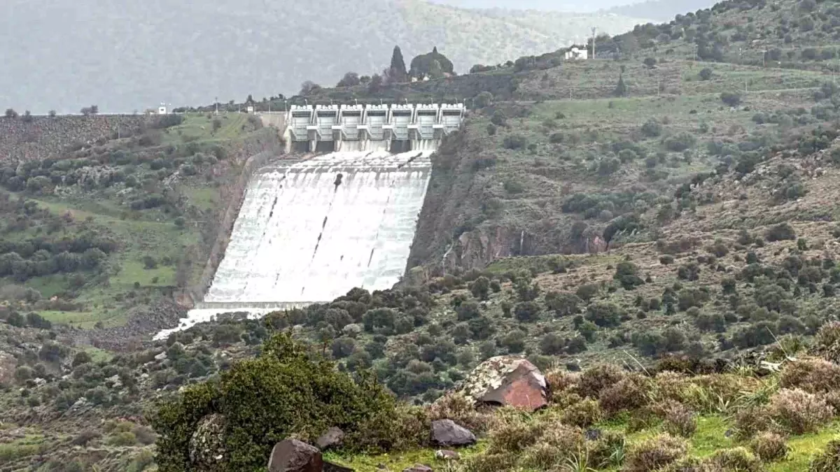 İzmir\'de Barajlardan Kontrollü Su Bırakıldı