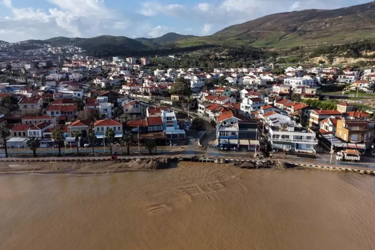 Foça\'da sağanak yağışa teslim oldu