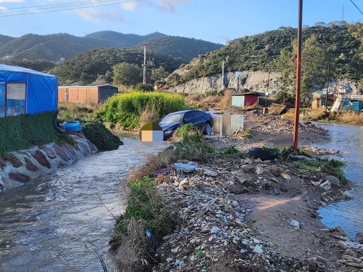 Foça\'da Sağanak Sele Neden Oldu