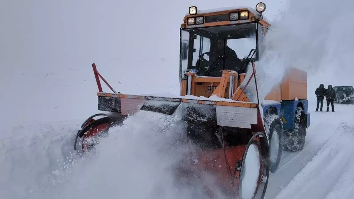 Kars\'ta 4 Metre Kar, Yollar Kapandı