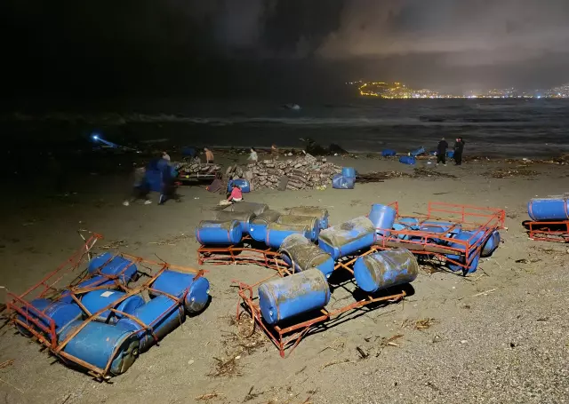 Kenti sel aldı, dünyaca ünlü sahilde kıyıya dana vurdu Kenti sel aldı, dünyaca ünlü sahilde kıyıya dana vurdu