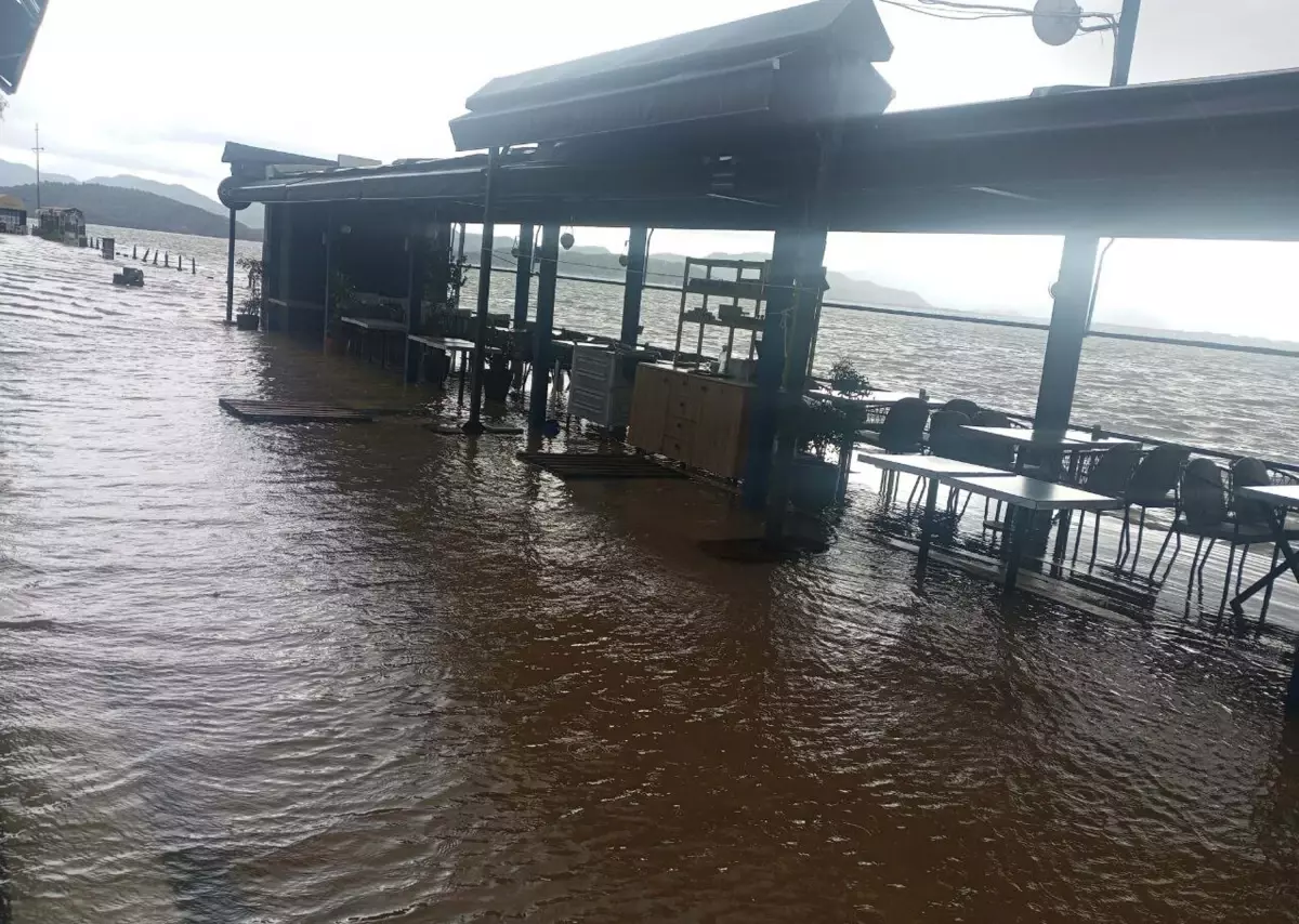 Köyceğiz\'de Şiddetli Yağış Sel Oluşturdu