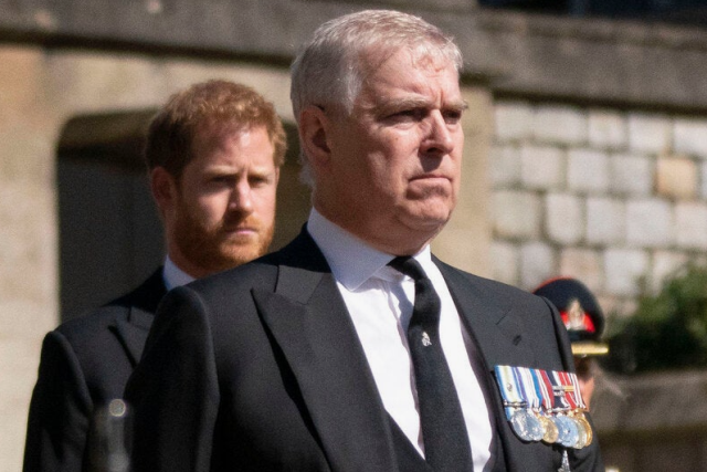 Kraliyet ailesinde büyük skandal! Kraliçe'den Epstein skandalı sonrası cüzdana sarılmış Kraliyet ailesinde büyük skandal! Kraliçe'den Epstein skandalı sonrası cüzdana sarılmış