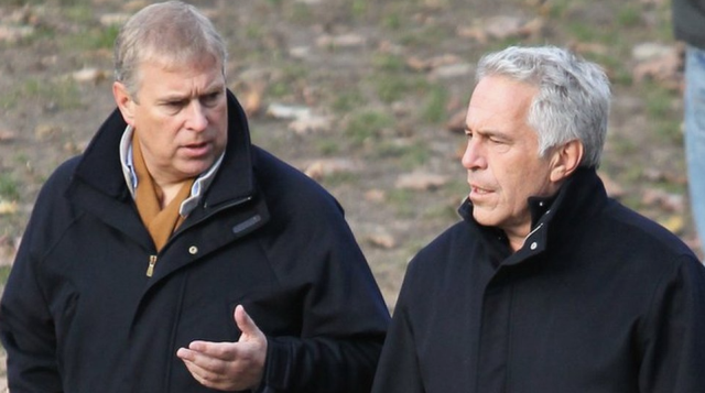 Kraliyet ailesinde büyük skandal! Kraliçe'den Epstein skandalı sonrası cüzdana sarılmış Kraliyet ailesinde büyük skandal! Kraliçe'den Epstein skandalı sonrası cüzdana sarılmış