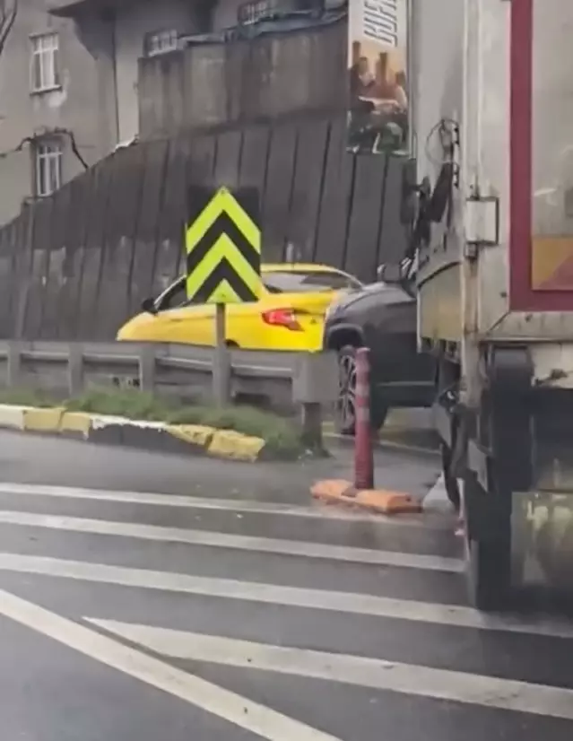 Küçükçekmece'de Yumruklu Kavga: Otomobil Sürücüsü Kamyoneti Saldırdı, Trafik Durdu