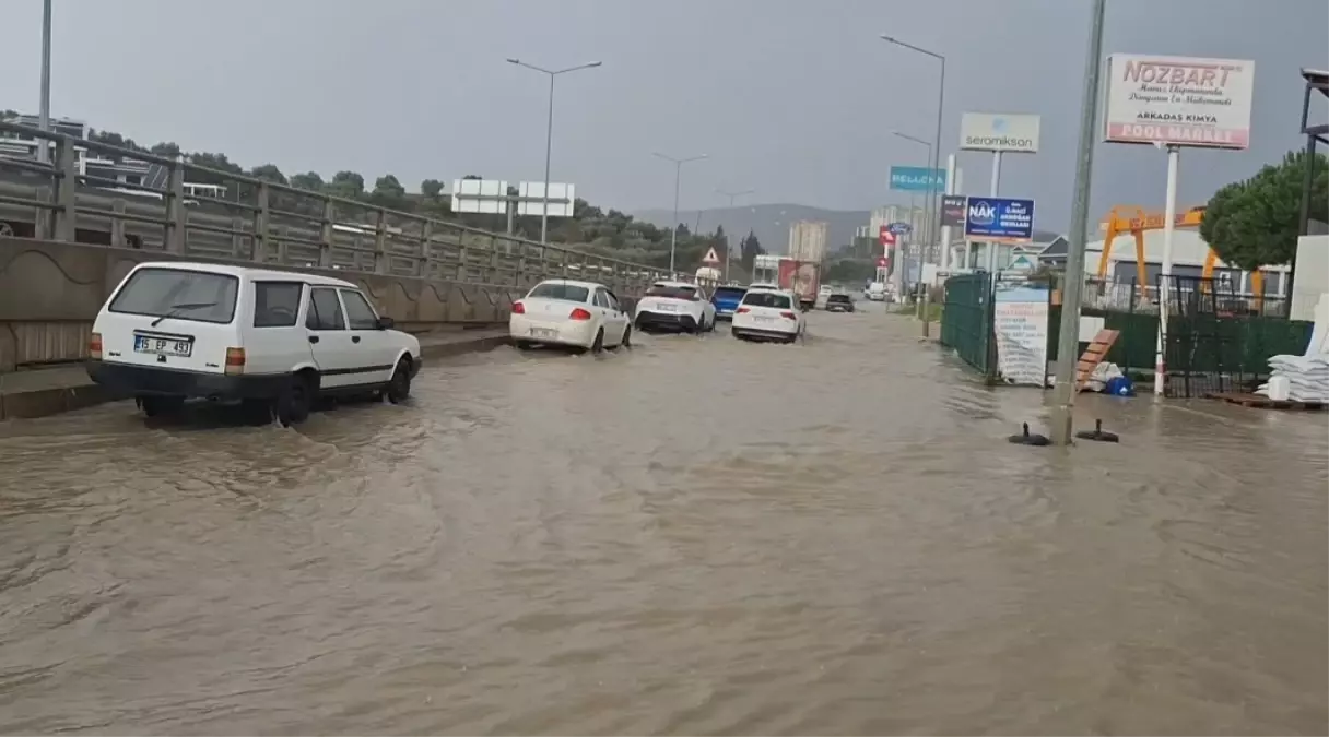 Kuşadası\'nda Sağanak Yağış Sel Oluşturdu