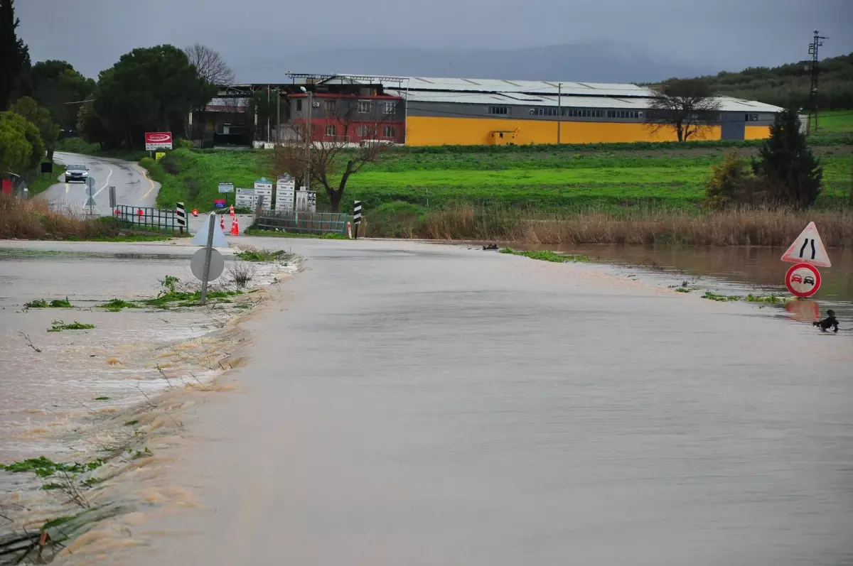  Manisa\'da büyük panik! Çay taştı, kritik köprü su altında kaldı