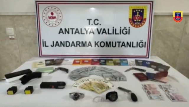 Marketten dönen kadın kabusu yaşadı! Ellerini bağlayıp hesaplarını boşalttılar