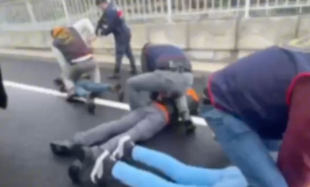 Marketten dönen kadın kabusu yaşadı! Ellerini bağlayıp hesaplarını boşalttılar