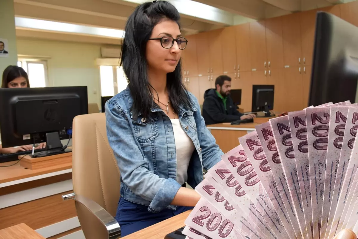 Memurlara yılda iki kez ikramiye! Teklif Meclis\'e sunuldu