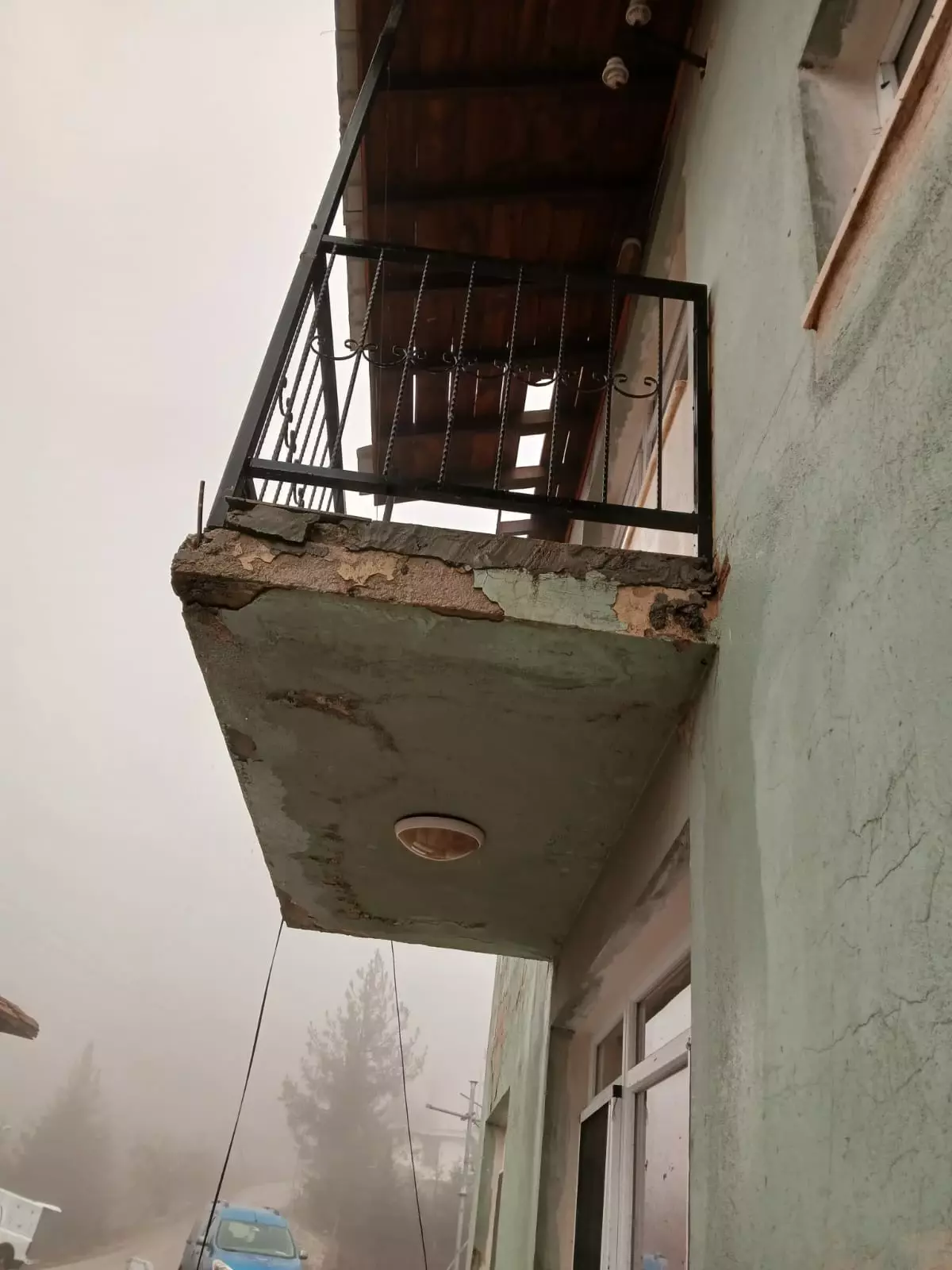 Mersin\'de Fırtına ve Sağanak Zarar Verdi