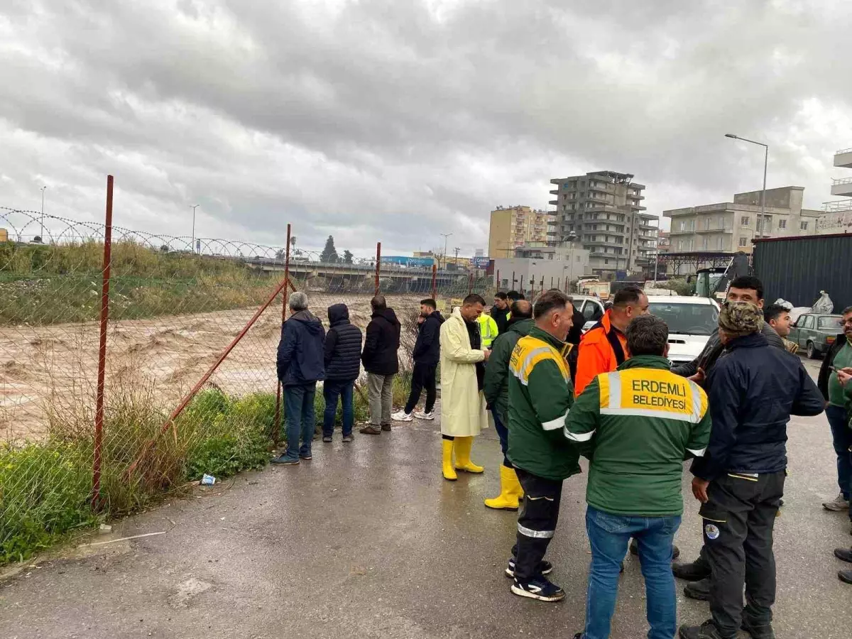 Mersin\'de sağanak yağmur etkili oluyor